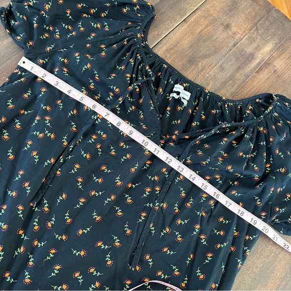 Urban Outfitters Dark Floral Print Cotton Blouse V-Neck Cinched Sleeves Medium - Picture 8 of 9